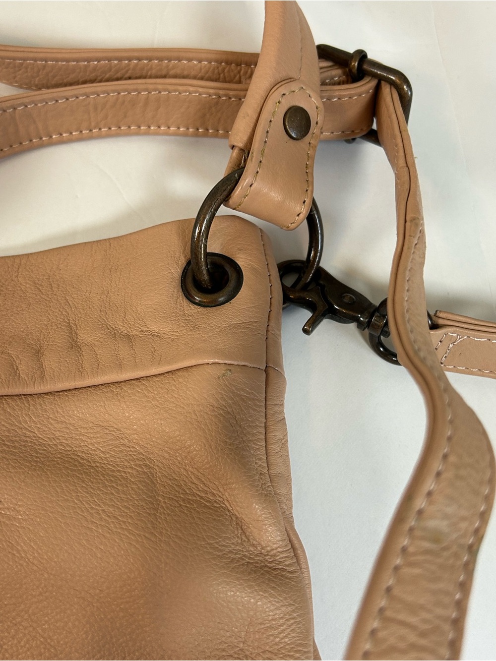 Classic Wanderers Travel Co. Crossbody Bag in blush made w/ genuine leather - Picture 3 of 12